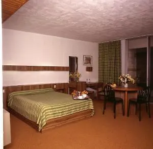 ***  Les Cabanettes Hotel Arles France
